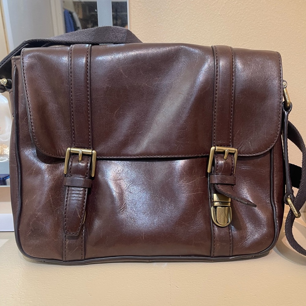 Fossil Brown Leather Messenger Bag with Flap Closure